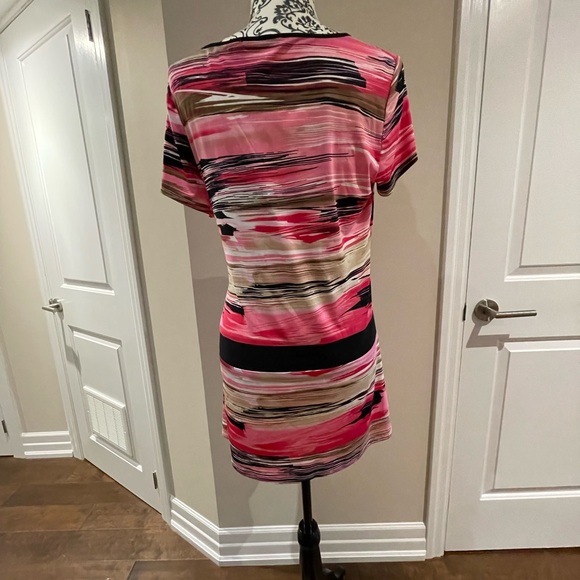 Beautiful top with faux black belt - Picture 3 of 4